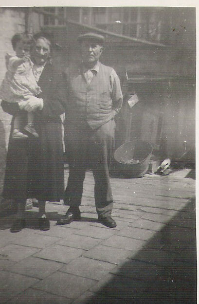 Opa en Oma van der Zwaan en Ria van der Aa